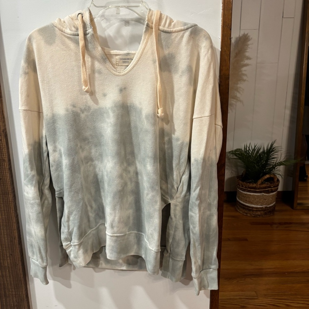 Ocean Drive Tie Die Hoodie. Size M.